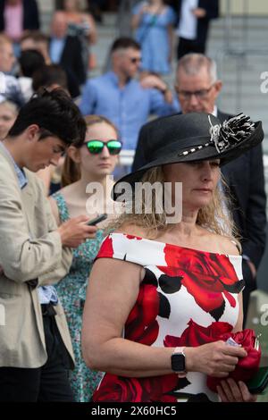 Ascot, Berkshire, Großbritannien. Mai 2024. Rennfahrer, die den Peroni Nastro Azzurro Victoria Cup Raceday auf der Ascot Racecourse in Berkshire genießen. Quelle: Maureen McLean/Alamy Live News Stockfoto