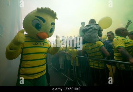 Das Norwich City Maskottchen Captain Canary mit Fans außerhalb des Bodens vor dem Play-off der Sky Bet Championship, Halbfinale, Spiel im ersten Leg in Carrow Road, Norwich. Bilddatum: Sonntag, 12. Mai 2024. Stockfoto