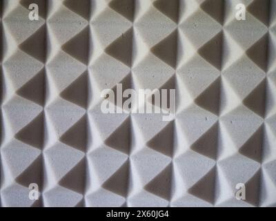 Studio-Akustikmaterial. Pyramidenschaumplatten in Grau zur Echokontrolle. Stockfoto