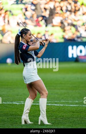 Melbourne, Australien. 12. Mai 2024. Melbourne Victory gegen Melbourne City - 2024 Isuzu UTE A-League Männer Finals Series - Halbfinale 1 - AAMI Park. Melbourne Victory FC-Mitglied und virale Geigerin Evangeline spielt im A-League Männer Halbfinale 1 2024 zwischen Melbourne Victory FC und Wellington Phoenix FC die „Seven Nation Army“ und „Freed by Desire“. Foto: James Forrester/Alamy Live News Stockfoto