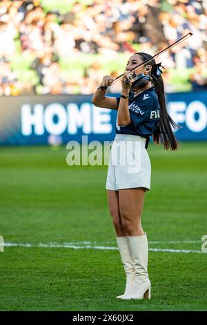 Melbourne, Australien. 12. Mai 2024. Melbourne Victory gegen Melbourne City - 2024 Isuzu UTE A-League Männer Finals Series - Halbfinale 1 - AAMI Park. Melbourne Victory FC-Mitglied und virale Geigerin Evangeline spielt im A-League Männer Halbfinale 1 2024 zwischen Melbourne Victory FC und Wellington Phoenix FC die „Seven Nation Army“ und „Freed by Desire“. Foto: James Forrester/Alamy Live News Stockfoto