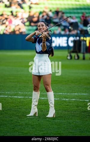 Melbourne, Australien. 12. Mai 2024. Melbourne Victory gegen Melbourne City - 2024 Isuzu UTE A-League Männer Finals Series - Halbfinale 1 - AAMI Park. Melbourne Victory FC-Mitglied und virale Geigerin Evangeline spielt im A-League Männer Halbfinale 1 2024 zwischen Melbourne Victory FC und Wellington Phoenix FC die „Seven Nation Army“ und „Freed by Desire“. Foto: James Forrester/Alamy Live News Stockfoto