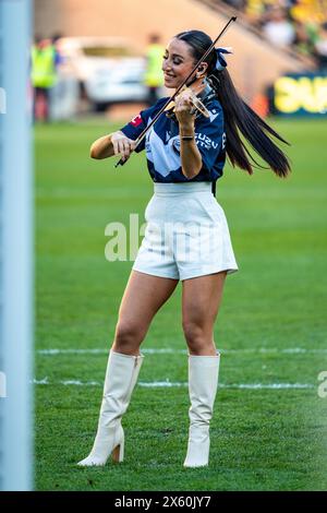 Melbourne, Australien. 12. Mai 2024. Melbourne Victory gegen Melbourne City - 2024 Isuzu UTE A-League Männer Finals Series - Halbfinale 1 - AAMI Park. Melbourne Victory FC-Mitglied und virale Geigerin Evangeline spielt im A-League Männer Halbfinale 1 2024 zwischen Melbourne Victory FC und Wellington Phoenix FC die „Seven Nation Army“ und „Freed by Desire“. Foto: James Forrester/Alamy Live News Stockfoto