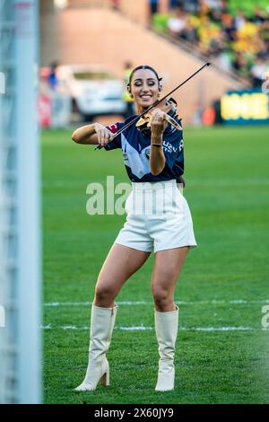 Melbourne, Australien. 12. Mai 2024. Melbourne Victory gegen Melbourne City - 2024 Isuzu UTE A-League Männer Finals Series - Halbfinale 1 - AAMI Park. Melbourne Victory FC-Mitglied und virale Geigerin Evangeline spielt im A-League Männer Halbfinale 1 2024 zwischen Melbourne Victory FC und Wellington Phoenix FC die „Seven Nation Army“ und „Freed by Desire“. Foto: James Forrester/Alamy Live News Stockfoto