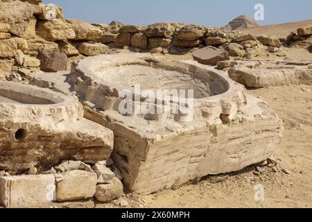 Becken am Boden am Sonnentempel von Niuserre in Abu Ghurob, nahe Abu Sir, Kairo, Ägypten Stockfoto