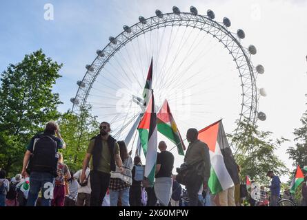 London, Großbritannien. Mai 2024. Demonstranten versammeln sich in der Nähe von London Eye. Pro-palästinensische Demonstranten marschierten und blockierten die Waterloo-Brücke, während Israel seine Angriffe auf Gaza fortsetzt. Quelle: Vuk Valcic/Alamy Live News Stockfoto