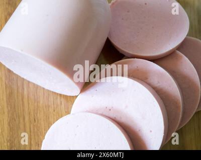 Kulinarische Fleischshow. Verschiedene Fleischsorten auf der Ausstellung, ideal für Kochkurse. Stockfoto