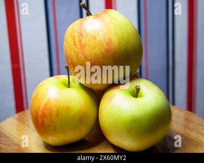 Frische Äpfel Anzeigen. Äpfel mit verschiedenen Farben auf Holz, perfekt für Marketing- und Bildungsinhalte im Lebensmittelbereich. Stockfoto