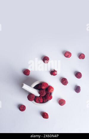 Getrocknete getrocknete wilde Erdbeere auf weißem Hintergrund Kopierraum gesundes Snack-Zutat-Kochkonzept Stockfoto