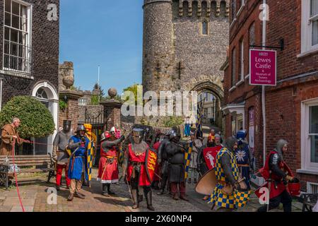 Lewes, Großbritannien. Mai 2024. In mittelalterlichen Kostümen warten die Einheimischen darauf, an einer Scheinschlacht teilzunehmen, um die Schlacht von Lewes 1264 zwischen König Heinrich III. Und der Armee von Simon de Montfort in Lewes, Sussex, Großbritannien, zu feiern. Quelle: Grant Rooney/Alamy Live News Stockfoto
