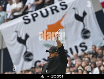 Vincent Kompany, der Manager von Burnley während des Spiels. Premier League-Spiel Tottenham Hotspur gegen Burnley im Tottenham Hotspur Stadium in London am Samstag, den 11. Mai 2024. Dieses Bild darf nur für redaktionelle Zwecke verwendet werden. Foto nur für redaktionelle Verwendung von Sandra Mailer/Andrew Orchard Sportfotografie/Alamy Live News Stockfoto