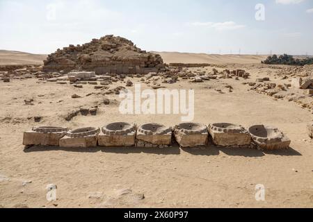 Becken am Boden am Sonnentempel von Niuserre in Abu Ghurob, nahe Abu Sir, Kairo, Ägypten Stockfoto