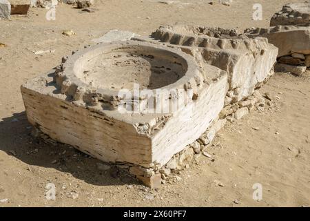 Becken am Boden am Sonnentempel von Niuserre in Abu Ghurob, nahe Abu Sir, Kairo, Ägypten Stockfoto