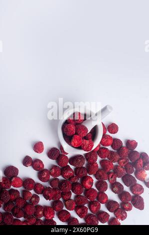 Getrocknete getrocknete wilde Erdbeere auf weißem Hintergrund Kopierraum gesundes Snack-Zutat-Kochkonzept Stockfoto