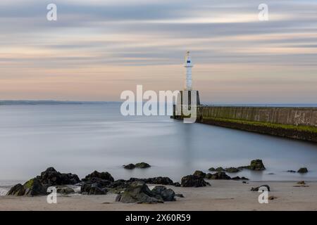 Das Leuchtfeuer des South Pier in Aberdeen, Schottland Stockfoto