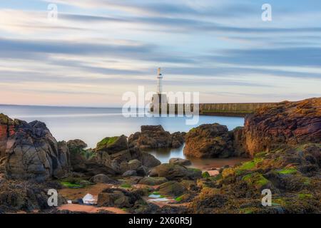 Das Leuchtfeuer des South Pier in Aberdeen, Schottland Stockfoto