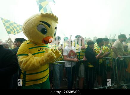 Das Norwich City Maskottchen Captain Canary mit Fans außerhalb des Bodens vor dem Play-off der Sky Bet Championship, Halbfinale, Spiel im ersten Leg in Carrow Road, Norwich. Bilddatum: Sonntag, 12. Mai 2024. Stockfoto