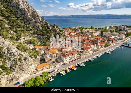 Festung Mirabella die Altstadt von Omis mit der Ruine der Festung Mirabella oder Peovica von oben gesehen, Kroatien, Europa Omis Altstadt und Mirabell Stockfoto