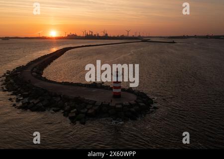 Roter Leuchtturm, North Pier, IJmuiden am frühen Sonnenaufgang. Stockfoto