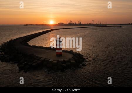 Roter Leuchtturm, North Pier, IJmuiden am frühen Sonnenaufgang. Stockfoto