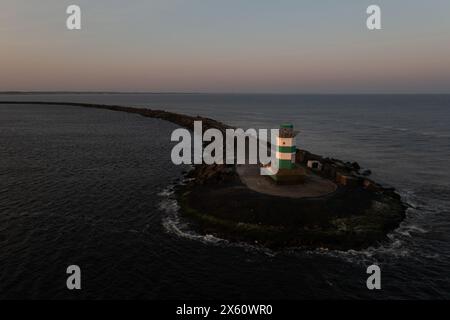 Grüner Leuchtturm, Ende des Südpiers, IJmuiden, Niederlande. Stockfoto