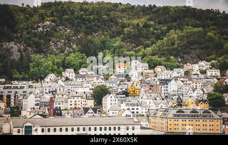 Blick auf die Häuser von Alesund,Stadt in Norwegen,Hafen, Stockfoto