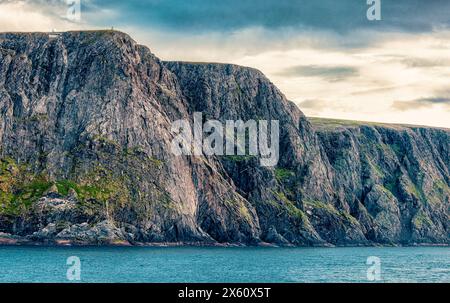 Blick auf die steile Küste des Nordkap, Felsen, Ozean Stockfoto