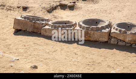 Becken am Boden am Sonnentempel von Niuserre in Abu Ghurob, nahe Abu Sir, Kairo, Ägypten Stockfoto