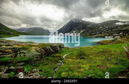 Panorama des Djupvatnet-Sees in der Nähe des Dalsnibba-Berges und des Geirangerfjords in Norwegen. Berge. Wolken Stockfoto