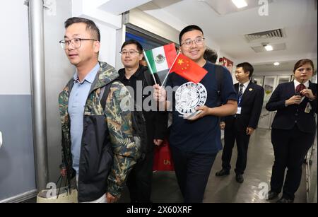 (240512) -- MEXIKO-STADT, 12. Mai 2024 (Xinhua) -- Passagiere des ersten Fluges auf einer direkten Flugroute zwischen dem südchinesischen Shenzhen und Mexiko-Stadt, der Hauptstadt Mexikos, kommen am 11. Mai 2024 am Benito Juarez International Airport in Mexiko-Stadt an. Am Samstag wurde eine direkte Flugstrecke zwischen dem südchinesischen Shenzhen und Mexiko-Stadt, der Hauptstadt Mexikos, gestartet. Der erste Flug auf der Strecke startete am Samstag um 21:00 Uhr (Peking-Zeit) vom internationalen Flughafen Shenzhen Baoan und traf in Mexiko-Stadt gegen 23:00 Uhr Ortszeit ein, wobei die Flugzeit ungefähr betrug Stockfoto