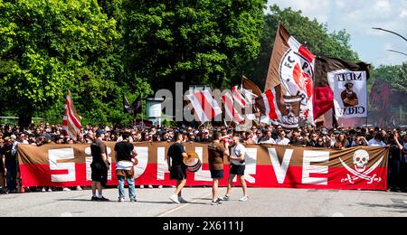 Hamburg, Deutschland. Mai 2024. Fußball: Bundesliga 2, Spieltag 33: FC St. Pauli - VfL Osnabrück im Millerntorstadion. Hamburger Fans laufen ins Stadion hinter dem Banner mit der Aufschrift 'Südkurve'. Quelle: DPA/dpa/Alamy Live News Stockfoto