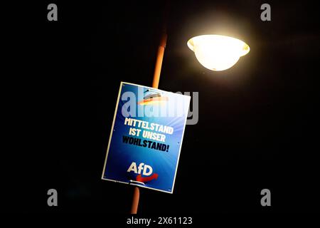 Ein Wahlplakat für die Europäische Wahlen der AfD mit dem Slogan Mittelstand ist unser Wohlstand hängt auf einem Lampenmast auf dem Land in Brandenburg am 11. Mai 2024. Wahlplakate zur Europawahl 2024 *** ein Wahlplakat zur Europawahl der AfD mit dem Slogan Mittelstand ist unser Wohlstand hängt am 11. Mai 2024 auf dem Land in Brandenburg auf einem Leuchtturm Wahlplakate zur Europawahl 2024 Stockfoto