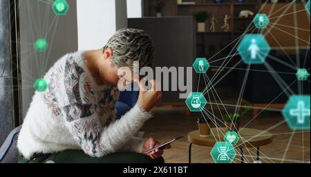 Bild von verbundenen Ikonen Globen über gestresster kaukasierin mit Smartphone Stockfoto