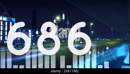 Bild von sich ändernden Zahlen, Diagrammen, Zeitraffer bewegender Fahrzeuge gegenüber modernen Gebäuden Stockfoto