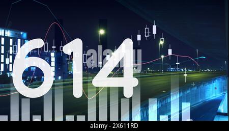 Bild von sich ändernden Zahlen, Diagrammen, Zeitraffer bewegender Fahrzeuge gegenüber modernen Gebäuden Stockfoto