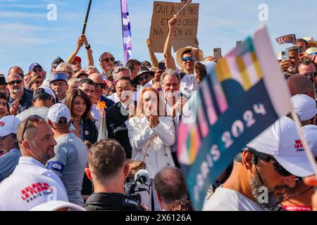 Cassis, Frankreich. Mai 2024. © Sylvain Rostaing/Le Pictorium/MAXPPP - Cassis 12/05/2024 Sylvain Rostaing/Le Pictorium - 12/05/2024 - Frankreich/Provence-Alpes-Cote d'Azur/Cassis - Renaud Muselier Präsident de la Region PACA. La flamme Olympique Ankunft dans le Port de Cassis. mai 2024. - Valeurs ACtuelles out, no jdd, jdd out, RUSSIA OUT, NO RUSSIA OUT #norussia/12/05/2024 - France/Provence-Alpes-Cote d'Azur/Cassis - Renaud Muselier Präsident der Region PACA. Die olympische Flamme trifft im Hafen von Cassis ein. Mai 2024. Quelle: MAXPPP/Alamy Live News Stockfoto