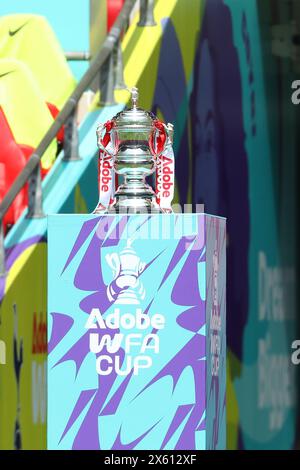 Wembley Stadium, London, Großbritannien. Mai 2024. FA-Cup-Finale für Damen, Manchester United gegen Tottenham Hotspur; die Trophäe der Adobe FA-Cup-Siegerin für Damen wird vor dem Spiel angezeigt. Credit: Action Plus Sports/Alamy Live News Stockfoto