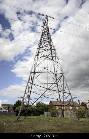 Strompylon und Hochspannungsleitungen in Wohngebieten, Dartford, Kent Stockfoto