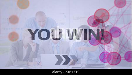 Bild, wie Sie Text und verknüpfte Symbole über verschiedene Kollegen gewinnen, die Berichte diskutieren Stockfoto