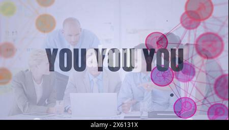 Bild von Ihnen Text und verknüpften Symbolen werden über verschiedenen Kollegen verteilt, die Berichte diskutieren Stockfoto