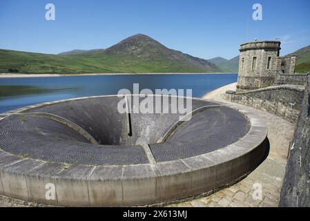 Silent Valley Reservoir in den Mourne Mountains bei Kilkeel, County Down, Nordirland. Silent Valley liefert den größten Teil des Wassers für County Down Stockfoto