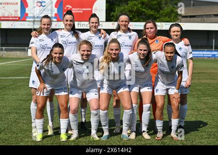 Team von Genk mit von L bis R Luna Vanhoudt (4) von Genk Romy Lagern (3) von Genk Gwen Duijsters (13) von Genk Sam Paepen (47) von Genk Torhüter Mirthe Claes (1) von Genk Gwyneth Vanaenrode (5) von Genk unten von L bis R Luna Vanzeir (30) von Genk Charlotte Tison (20) von Genk Tess Lameir (28) von Genk Sien Vandersanden (10) von Genk Pia Bosmans (24) von Genk, dargestellt während eines Frauenfußballspiels zwischen Club Brugge Dames YLA und KRC Genk Ladies am 8. Spieltag in Play-off 1 der Saison 2023 - 2024 der belgische Lotto Womens Super League, am Samstag, 11. Mai 2024 in Aalt Stockfoto