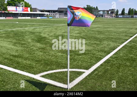 Aalter, Belgien. Mai 2024. Eckfahne in Regenbogenfarben, abgebildet während eines Frauenfußballspiels zwischen Club Brugge Dames YLA und KRC Genk Ladies am 8. Spieltag in Play-off 1 der Saison 2023 - 2024 der Belgischen Lotto Womens Super League, am Samstag, 11. Mai 2024 in Aalter, BELGIEN. Quelle: Sportpix/Alamy Live News Stockfoto