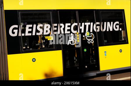 Berlin, Deutschland. April 2024. 21.04.2024, Berlin. "Gleisgenehmigung" steht auf einem BVG-U-Bahn-Auto. Kredit: Wolfram Steinberg/dpa Kredit: Wolfram Steinberg/dpa/Alamy Live News Stockfoto