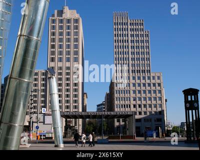 Berlin, Deutschland. April 2024. 21.04.2024, Berlin. Die Hochhäuser des Ritz-Carlton Hotels am Potsdamer Platz. Kredit: Wolfram Steinberg/dpa Kredit: Wolfram Steinberg/dpa/Alamy Live News Stockfoto