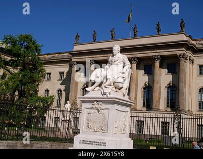 Berlin, Deutschland. April 2024. 21.04.2024, Berlin. Das Denkmal für Alexander von Humboldt steht vor der Humboldt-Universität in Berlin. Kredit: Wolfram Steinberg/dpa Kredit: Wolfram Steinberg/dpa/Alamy Live News Stockfoto