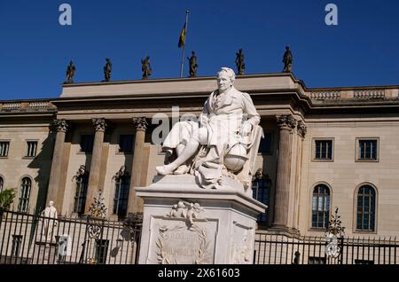 Berlin, Deutschland. April 2024. 21.04.2024, Berlin. Das Denkmal für Alexander von Humboldt steht vor der Humboldt-Universität in Berlin. Kredit: Wolfram Steinberg/dpa Kredit: Wolfram Steinberg/dpa/Alamy Live News Stockfoto