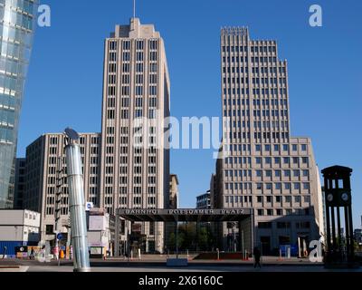 Berlin, Deutschland. April 2024. 21.04.2024, Berlin. Die Hochhäuser des Ritz-Carlton Hotels am Potsdamer Platz. Kredit: Wolfram Steinberg/dpa Kredit: Wolfram Steinberg/dpa/Alamy Live News Stockfoto