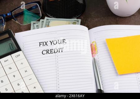 KORRIGIEREN SIE IHREN im Notizbuch des Managers geschriebenen Text in einer Komposition mit Dollar, einem Taschenrechner, einem Stift, Aufklebern, Brillen, Büroklammern Stockfoto