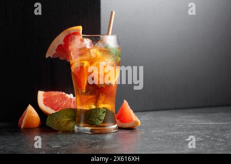 Eistee oder ein erfrischendes Sommergetränk mit Eis, Minze und Grapefruit. Speicherplatz kopieren. Stockfoto